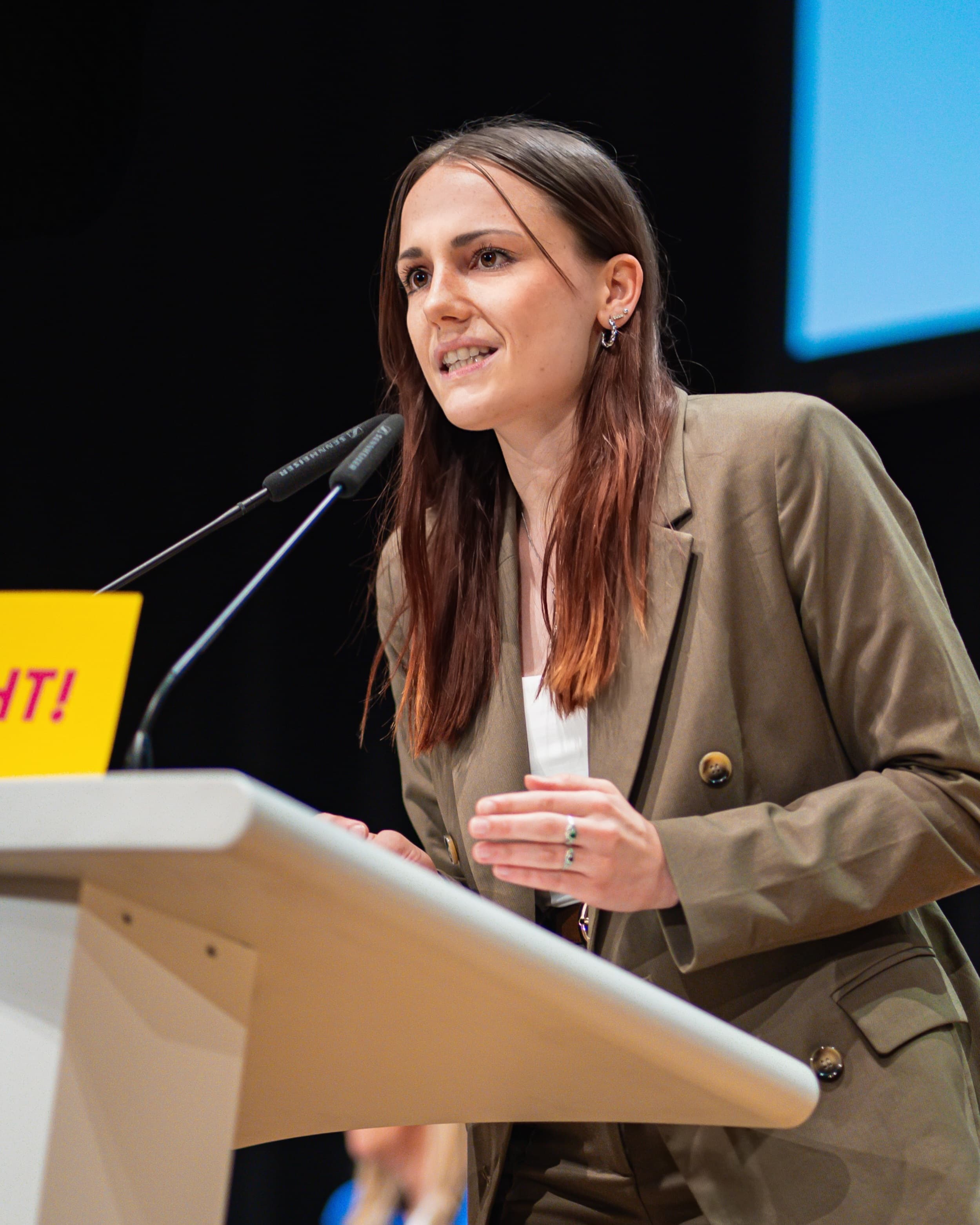 Anja Widenmann am Rednerpult während ihrer Rede