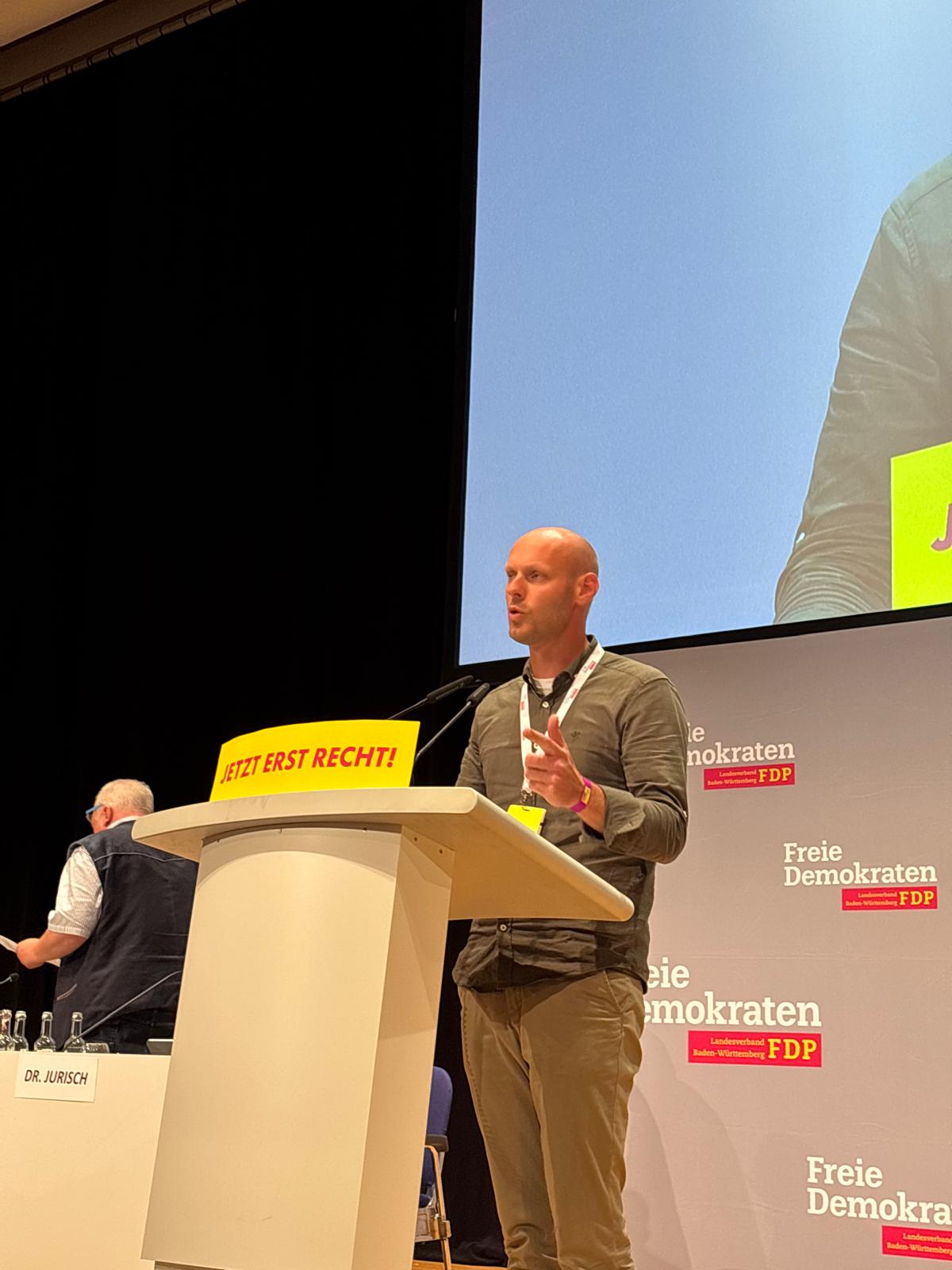 Daniel Derscheid am Rednerpult während seiner Rede in Pforzheim