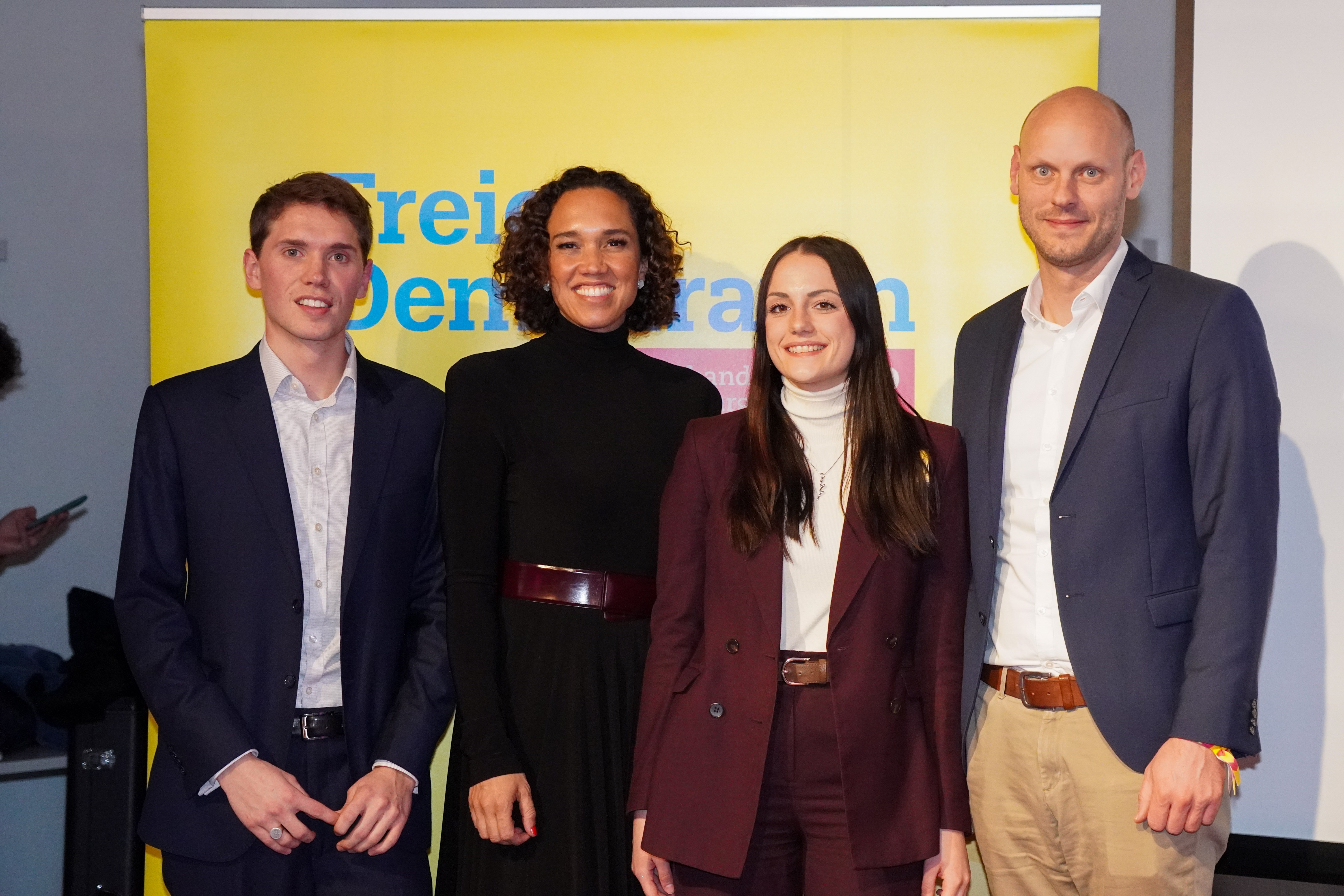 Das Foto zeigt (von links) den FDP-Kreisvorsitzenden Marlon Knitz, Bundesgeneralsekratärin Nicole Büttner, Anja Widenmann und Daniel Derscheid
