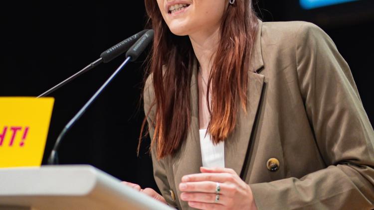 Anja Widenmann am Rednerpult während ihrer Rede